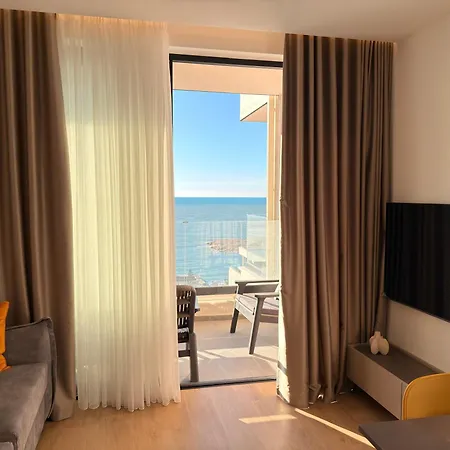 Luxury Seafront - Vacation Vibes Apartment Sarande